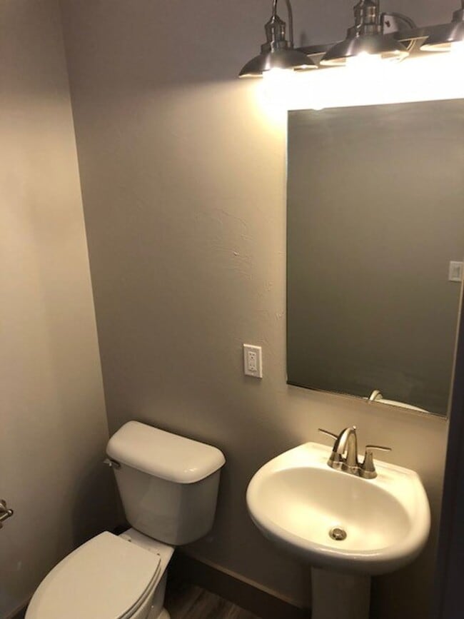 Building Photo - Beautiful Well Lit Four Corners Condo