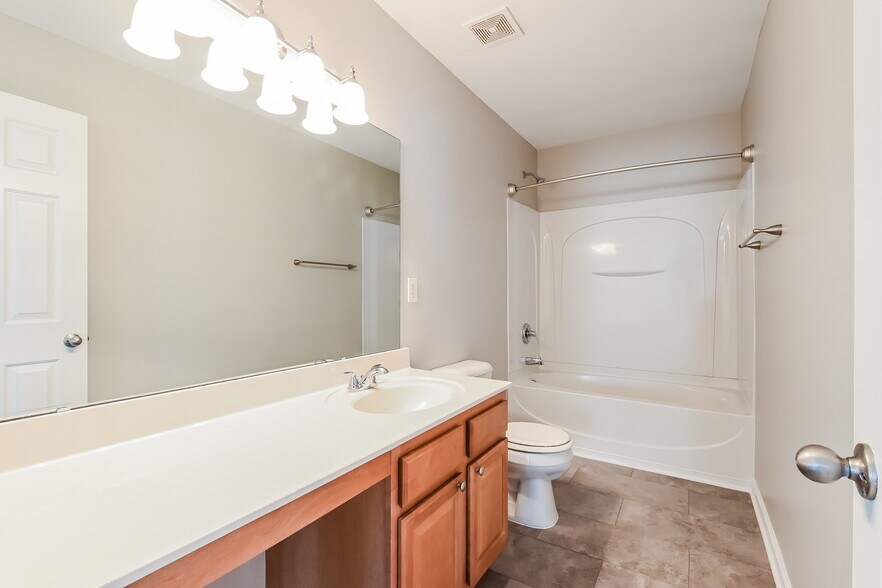 Building Photo - 304 Edgecroft Way