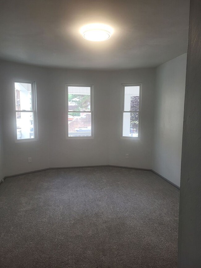 Building Photo - Colonial Place – Bottom Unit for Rent