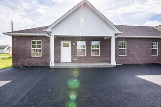 Building Photo - 725 Oak St