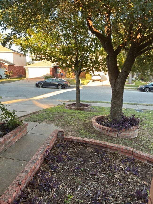 Building Photo - Charming 3 bedroom and 2 bath home