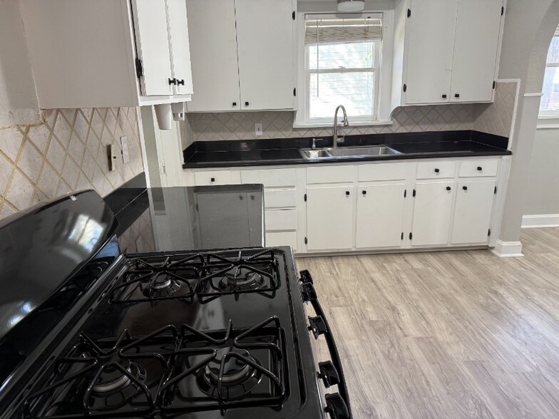 Building Photo - 322 Sunset Terrace