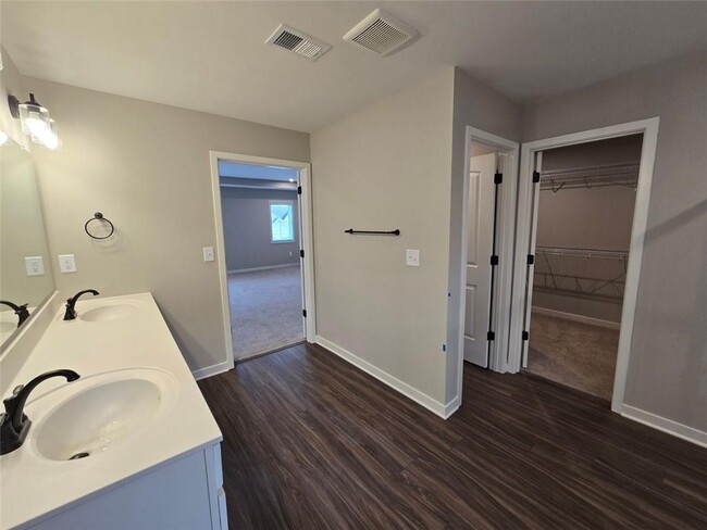 Building Photo - 196 Catalpa Grv