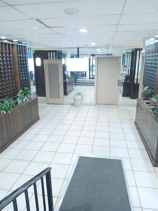 Building Photo - 4170 Inverrary Dr