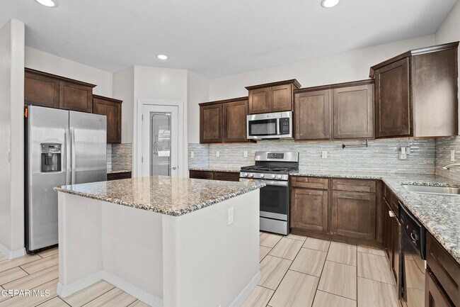 Building Photo - 585 Issa Circle