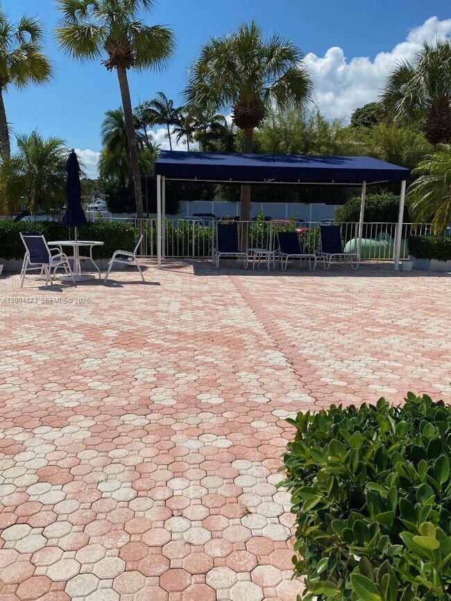 Building Photo - 100 Edgewater Dr