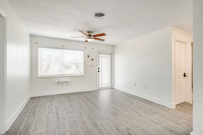 Building Photo - Remodeled 3/2 in Central Merritt Island!