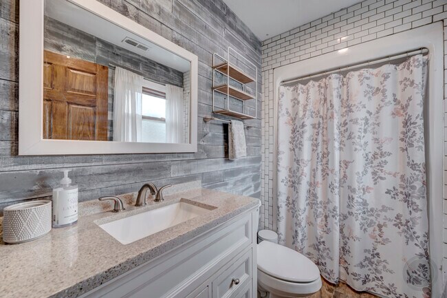 Building Photo - 7215 Larchwood Ln