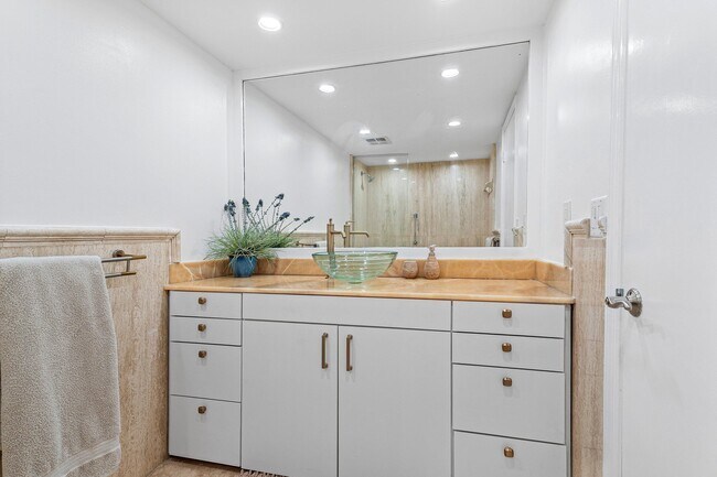 Building Photo - 2066 N Ocean Blvd