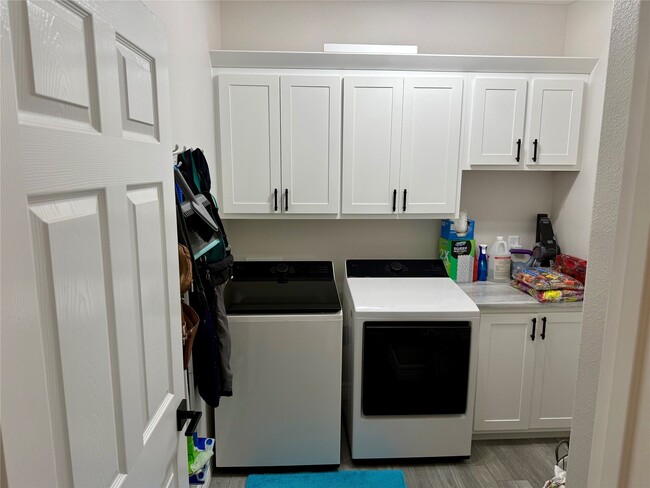 Building Photo - 421 Pitaya Ln