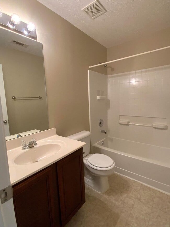 Building Photo - Brentwood Townhome For Lease