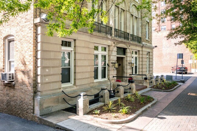 Building Photo - *COMING SOON* Charming Two Bedroom in Uptown Clt!