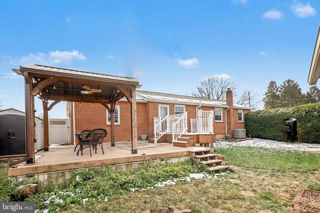 Building Photo - 8 Midland Ct