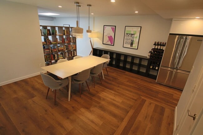 Building Photo - Furnished Recently Renovated Townhome