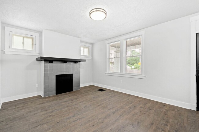 Building Photo - SCORE 1ST MONTH'S RENT FREE IF SIGNED BY AUGUST 7! Spectacular 3 bedroom home in Carrick availabl...