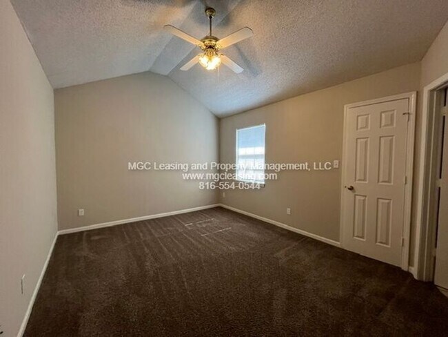 Building Photo - Spacious townhouse available for your July move-in!