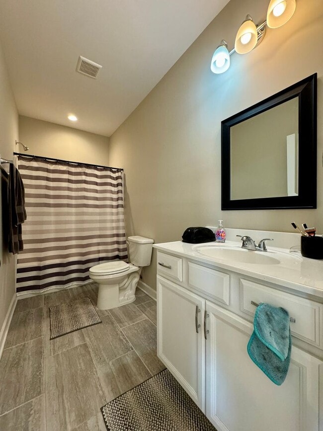 Building Photo - Rent Special: $250 Off First Month at 3BR/...