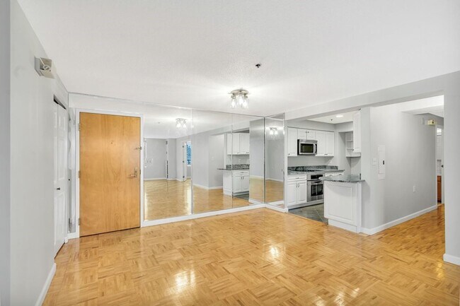 Building Photo - Historic Waterfront - Fitness Center - Concierge - Renovated Kitchen