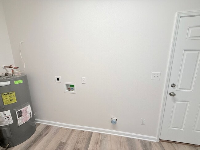 Building Photo - Spacious 2-Bedroom Duplex