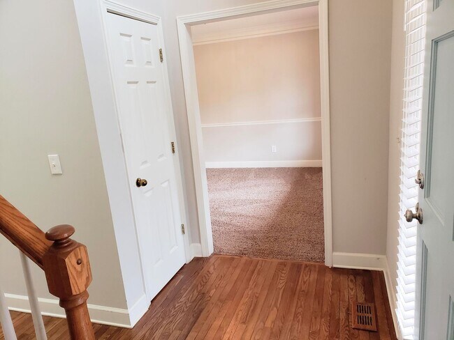 Building Photo - Beautiful 4BR Home In Established Neighborhood.
