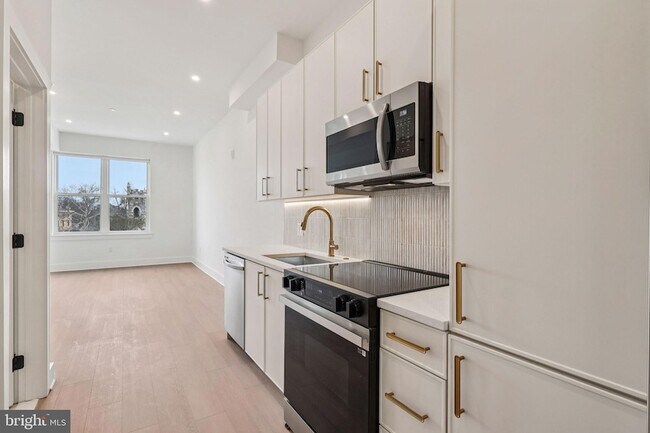 Building Photo - 30 W Allens Ln