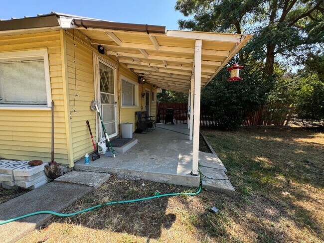 Building Photo - 1008 Lake Ave