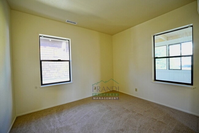 Building Photo - 404 1st St