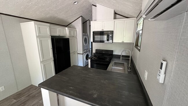 Building Photo - Cute Tiny Home on the Bayou!