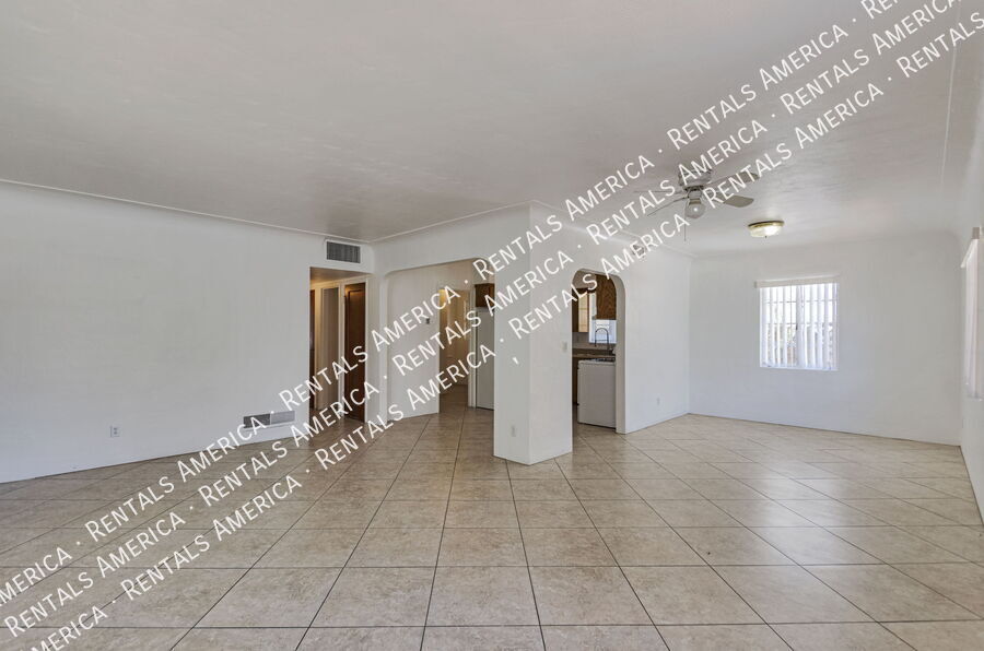 Building Photo - 3733 N Mountain Ave