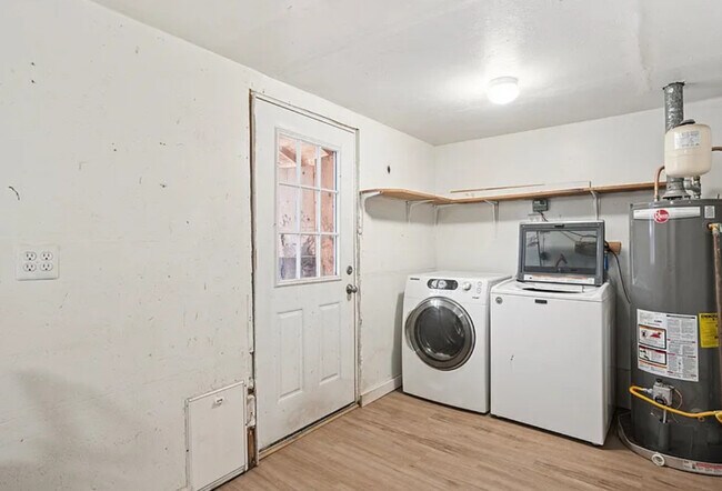 Building Photo - 471 W Elm St