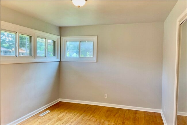 Building Photo - 3929 Pinecrest Rd