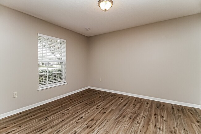 Building Photo - 350 Lake Shepard Dr