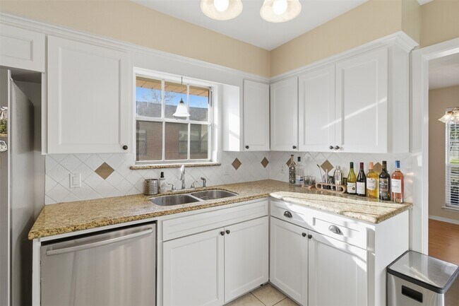 Building Photo - 2310 Droxford Dr