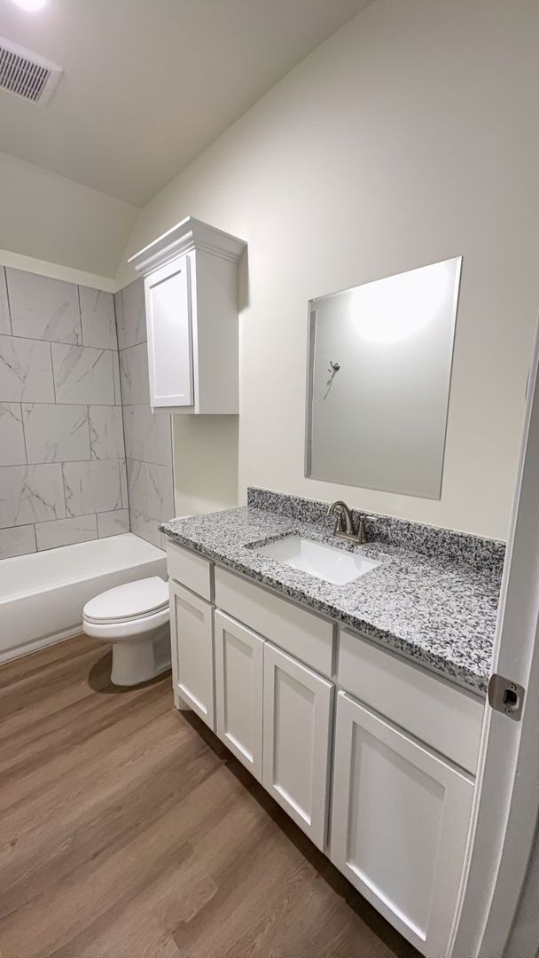 Building Photo - 3 Bedroom 2 Bath 2 Car Garage Duplex in Gr...