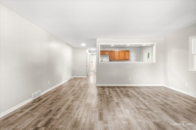 Building Photo - 1528 Oak Ln