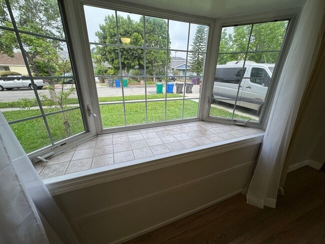 Building Photo - Beautiful 3 bedroom 2 bath Pool Home...  this one is a SHOW STOPPER