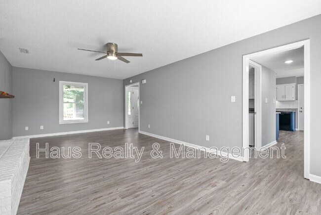 Building Photo - 830 Iris Ln