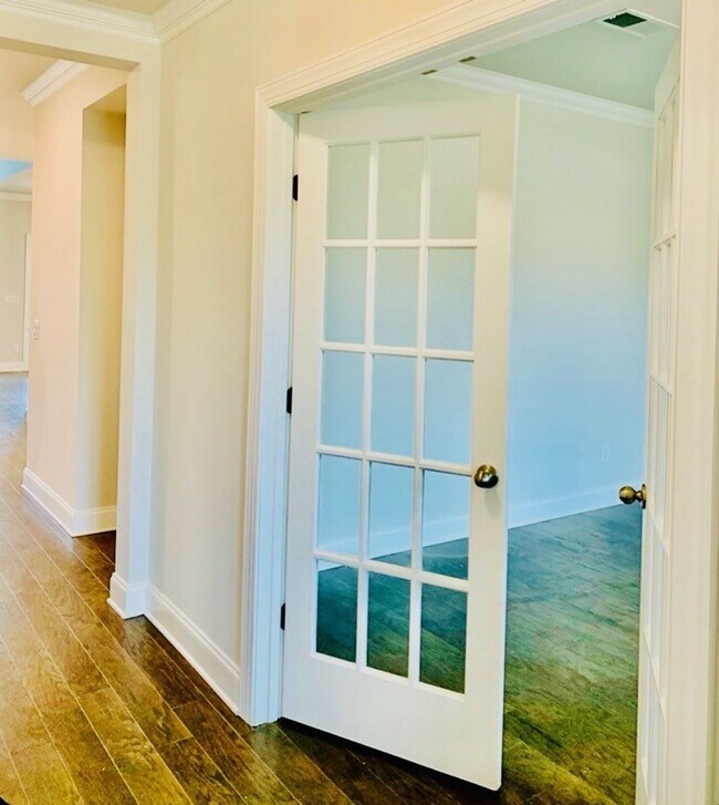 Building Photo - Available NOW!  Stunning 4 bed, 2.5 bath residence in the highly sought-after Foxland Harbor Golf...