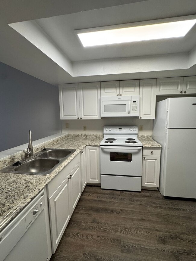 Building Photo - Newly Remodeled 2/2 in Pine Shadows Condom...