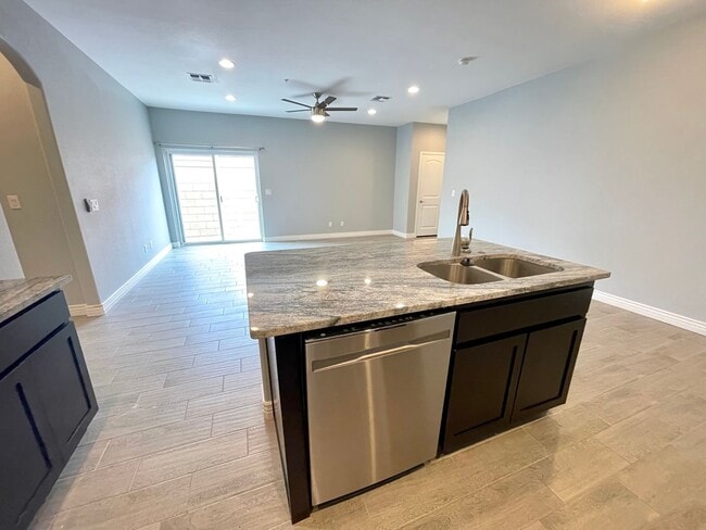 Building Photo - Beautiful 3 Bedroom Townhome Near Kingman Hospital!