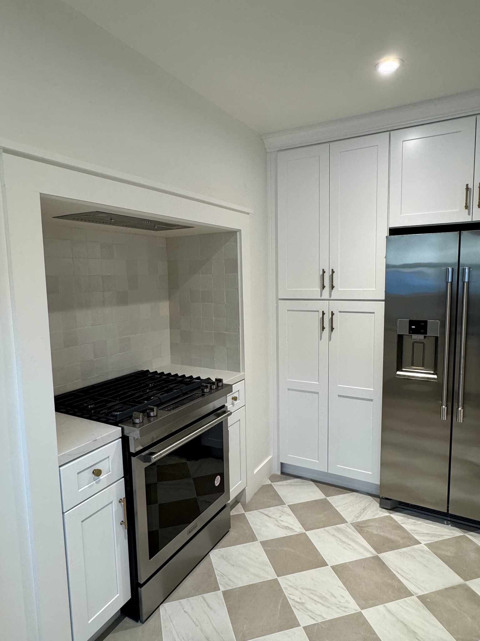 Building Photo - 1121 N Heliotrope Dr