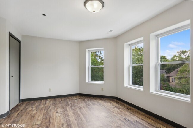 Building Photo - 512 S Chicago Ave