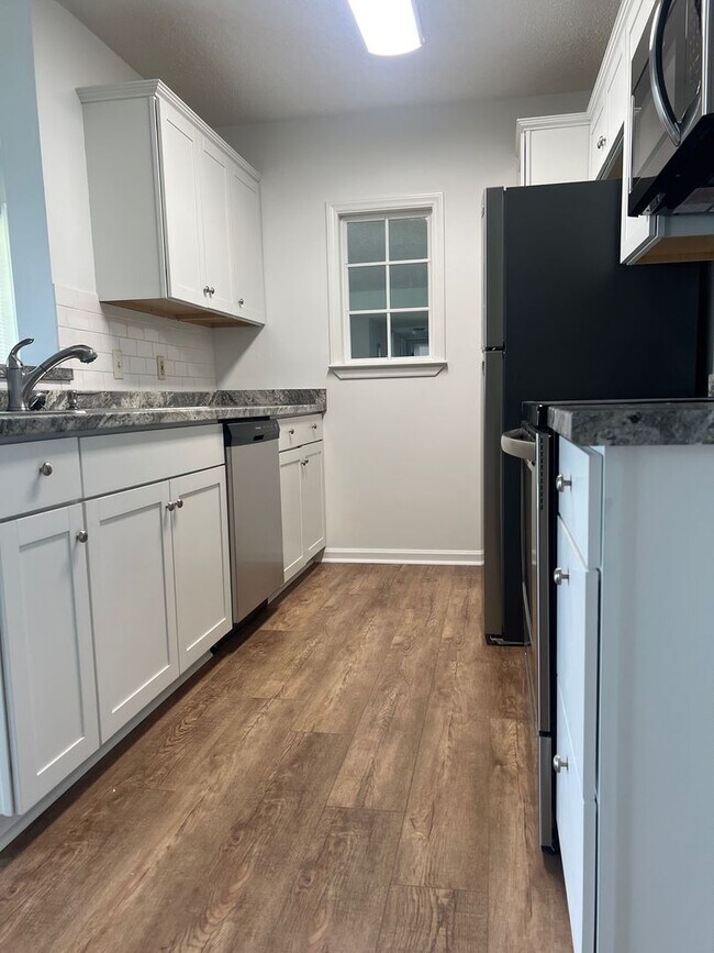 Building Photo - Remodeled 3 Bedroom Condo In a Prime Location!!!  ~ Annual Rental ~