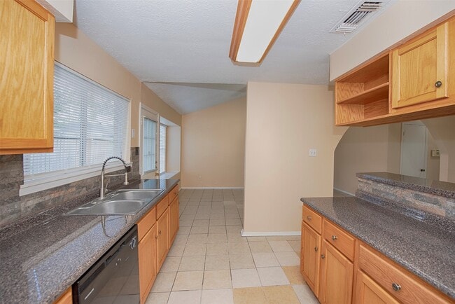 Building Photo - 4843 Beechaven St