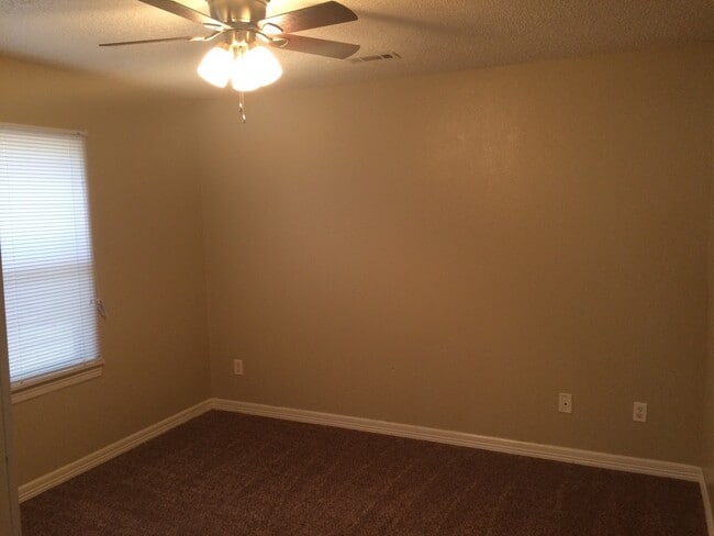 Building Photo - MUST SEE CHARMING HOME!