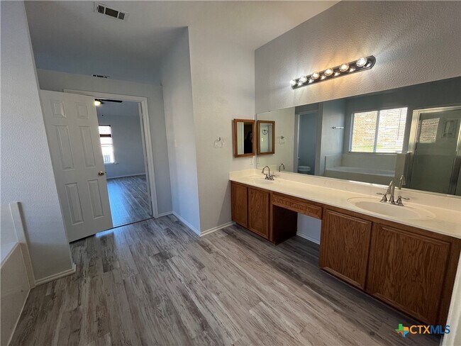 Building Photo - 3000 Rain Dance Loop