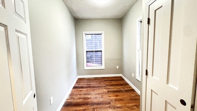 Building Photo - 31 Ridgeway St