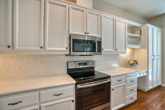 Building Photo - 15300 Medella Cir