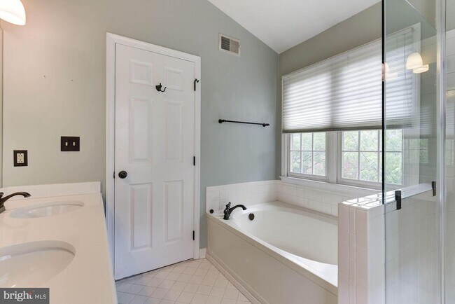 Building Photo - 1264 Quaker Hill Dr