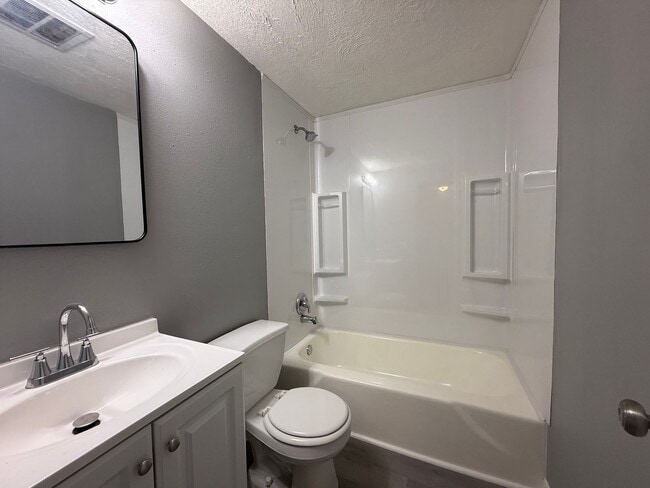 Building Photo - Beautiful 2 Bed 1.5 Bath Townhome AVAILABLE IMMEDIATELY!